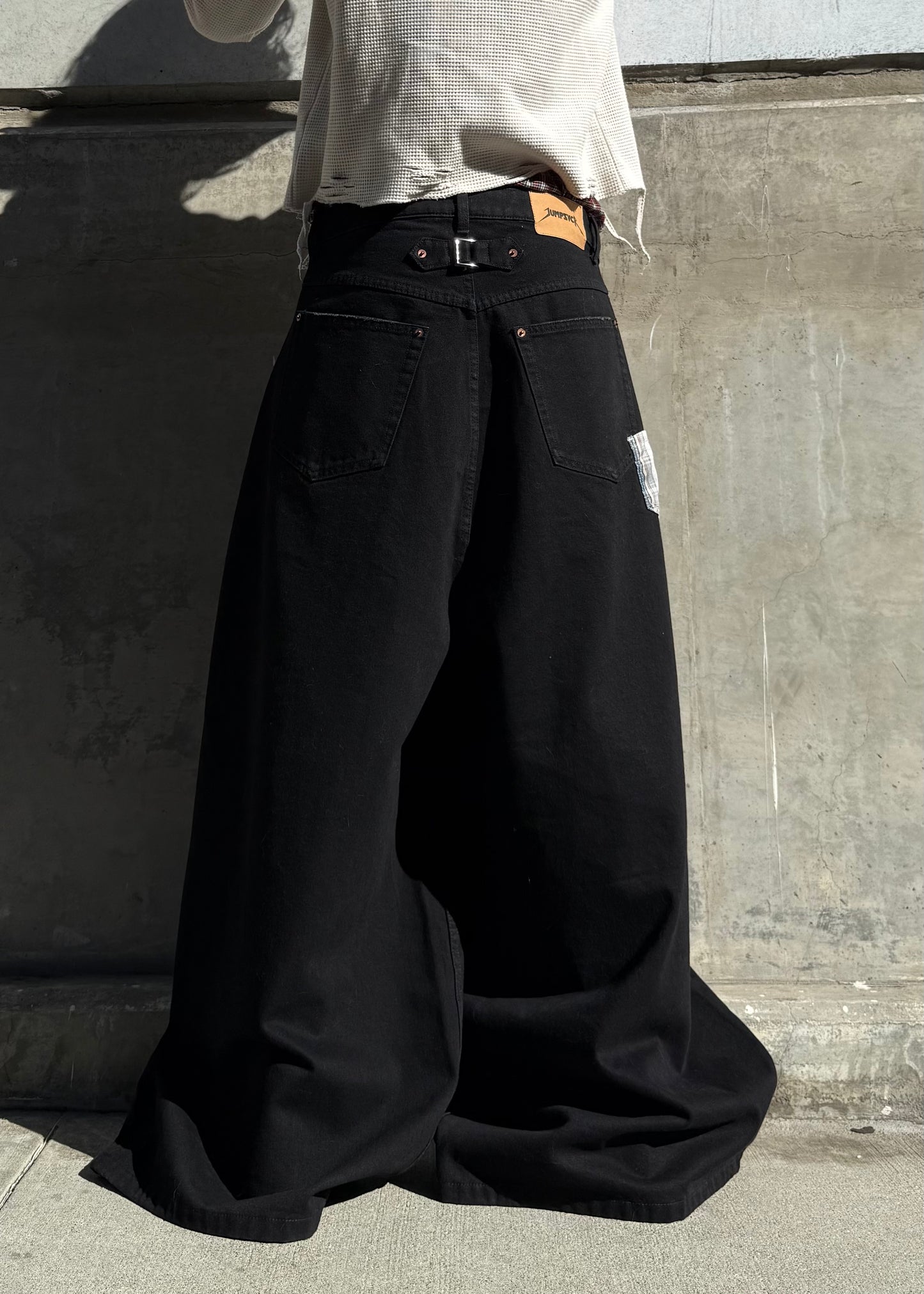 DISTRESSED "CLASP" JEANS